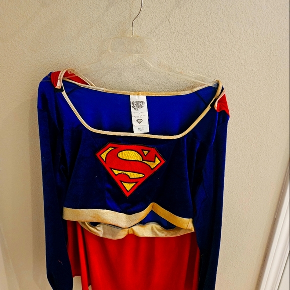 Superhero costume for holloween in Medium. Comes with boot covers, belt, skirt - Picture 2 of 7